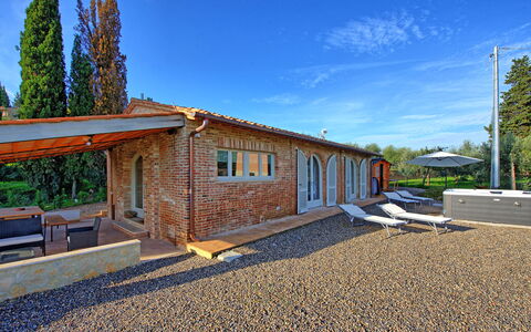 Casa Andrea: Ciel, Bâtiment, Fenêtre, Plante, Nuage, Maison, Arbre, Bois, Lot Terre, Surface De La Route