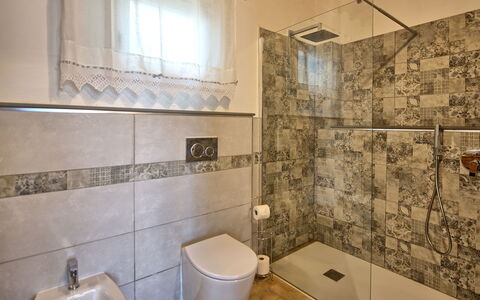 Casa Andrea: Propriété, Luminaire Plomberie, Salle De Bains, Bâtiment, Design Intérieur, Violet, Éclairage, Architecture, Sol, Sol