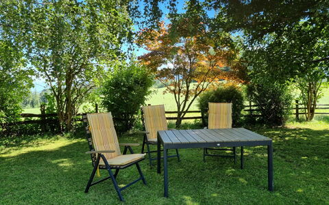 Kulmer Hof: Plante, Table, Meubles, Arbre, Paysage Naturel, Chaise, Ombre, Branche, Mobilier De Jardin, Tableau De Plein Air