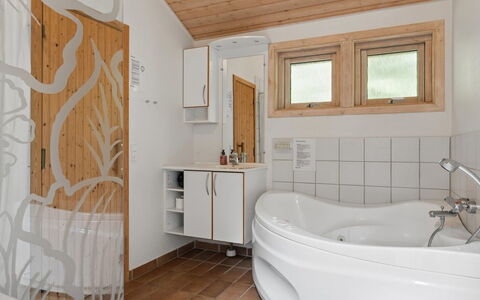 Tyyne - 250M from the Sea: Sol, Design Intérieur, Luminaire Plomberie, Sol, Bois, Plafond, Pièce, Robinet, Plomberie, Salle De Bains