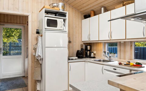 Tyyne - 250M from the Sea: Cuisine, Bois, Principaux Appliance, Appareil De Cuisine, Design Intérieur, Comptoir, Sol, Sol, Pièce, Meubles