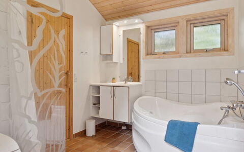 Tyyne - 250M from the Sea: Design Intérieur, Sol, Luminaire Plomberie, Bois, Sol, Salle De Bains, Plafond, Robinet, Pièce, Plomberie