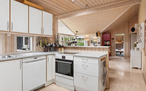 Tyyne - 250M from the Sea: Cuisine, Bois, Comptoir, Design Intérieur, Meubles, Plafond, Appareil De Cuisine, Sol, Cabinetry, Principaux Appliance