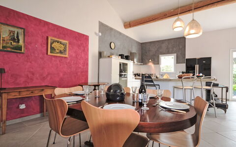 La Romaine: Table, Meubles, Propriété, Chaise, Cadre, Plante, Bâtiment, Bois, Design Intérieur, Plante D'Appartement