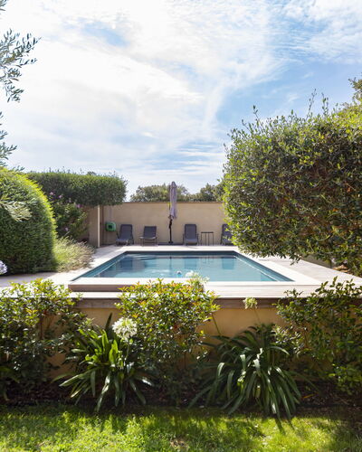 La Romaine: Piscine, Arbuste, Jardin, Recours, Caractéristique De L'Eau, Ombre, Eco Hôtel, Aménagement Paysager, Arrière-Cour