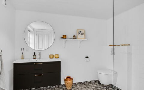 Alexi - 500M from the Sea: Luminaire Plomberie, Sol, Sol, Design Intérieur, Armoire De Toilette, Salle De Bains, Plomberie, Robinet, Lavabo, Cabinetry