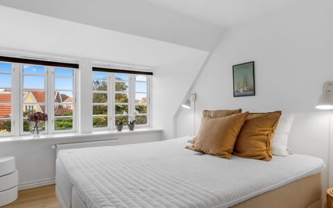 Alexi - 500M from the Sea: Lit, Chambre, Design Intérieur, Bois, Literie, Sol, Sol, Drap De Lit, Plafond, Linge