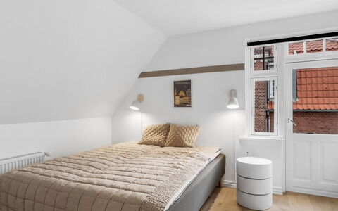 Alexi - 500M from the Sea: Lit, Design Intérieur, Chambre, Sol, Mur, Sol, Meubles, Bois, Plafond, Literie
