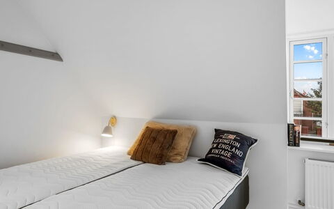 Alexi - 500M from the Sea: Chambre, Sol, Bois, Lit, Sol, Design Intérieur, Literie, Drap De Lit, Linge, Cadre De Lit