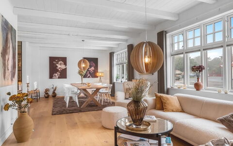 Alexi - 500M from the Sea: Design Intérieur, Meubles, Bois, Sol, Plafond, Luminaire, Sol, Salon, Parquet, Éclairage