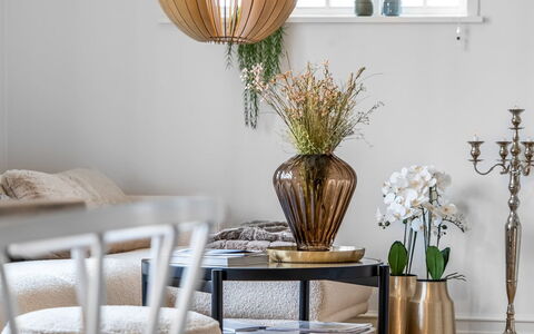 Alexi - 500M from the Sea: Meubles, Design Intérieur, Table, Pot De Fleur, Vase, Plante D'Appartement, Salle À Manger, Maîtresse, Salon, Matériau Naturel