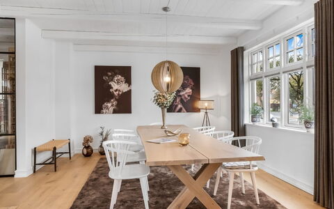 Alexi - 500M from the Sea: Meubles, Sol, Design Intérieur, Sol, Parquet, Bois, Table, Table Cuisine Et Salle A Manger, Salle À Manger, Chaise