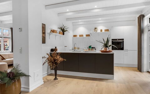 Alexi - 500M from the Sea: Meubles, Sol, Design Intérieur, Parquet, Sol, Bois, Plafond, Revêtement De Sol Stratifié, Cabinetry, Cuisine