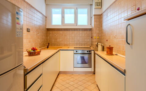 Sunnylake: Cabinetry, Evier, Évier, Robinet, Propriété, Comptoir, Cuisinière, Appareil De Cuisine, Bâtiment, Cuisine