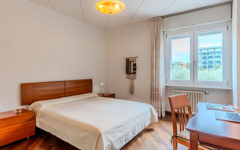 Sunnylake: Meubles, Table, Fenêtre, Bâtiment, Confort, Bois, Design Intérieur, Sol, Sol, Maison