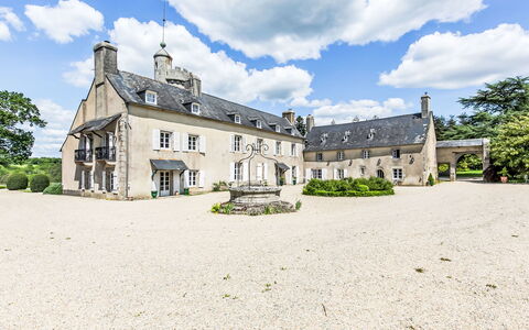 La Manoir du Moros: Nuage, Ciel, Bâtiment, Fenêtre, Plante, Maison, Arbre, Lot Terre, Herbe, Porte