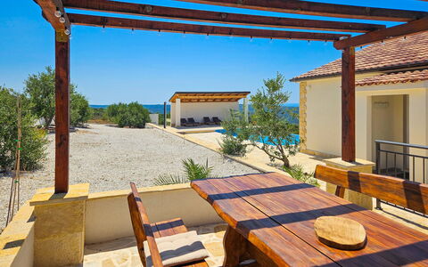 Lynn: Ciel, Propriété, Plante, Bâtiment, Ombre, Bleu Azur, Bois, Table, Mobilier De Jardin, Arbre