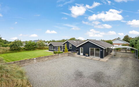 Billa - 450M from the Sea: Maison, Domicile, Chalet, Biens, Cour, Ferme, Siding, Batiments Jardin, Porche