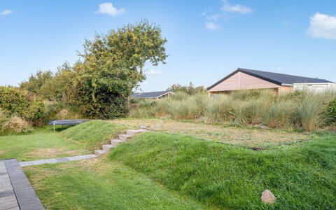 Billa - 450M from the Sea: Maison, Domicile, Chalet, Biens, Cour, Ferme, Siding, Batiments Jardin, Porche