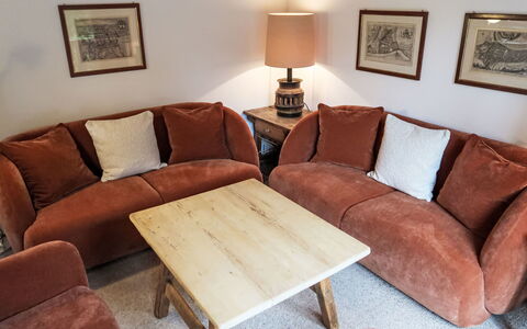 Villa Waldpark: Table, Cadre, Canapé, Meubles, Bâtiment, Confort, Bois, Lampe, Éclairage, Design Intérieur