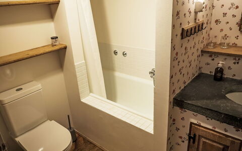 Villa Waldpark: Propriété, Lavabo, Cabinetry, Design Intérieur, Luminaire Plomberie, Salle De Bains, Siège De Toilette, Armoire De Toilette, Bois, Sol