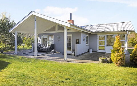 Frido - 500M from the Sea: Toit, Maison, Domicile, Chalet, Porte, Porche, Biens, Siding, Ombre, Pelouse