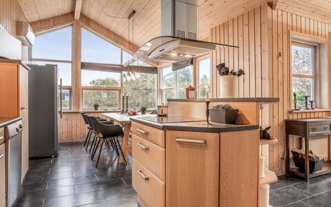 Frido - 500M from the Sea: Cuisine, Bois, Plafond, Design Intérieur, Comptoir, Meubles, Cabinetry, Sol, Appareil De Cuisine, Luminaire