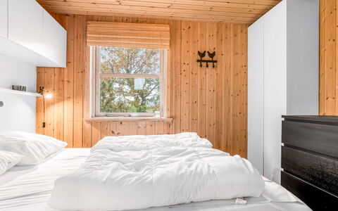 Frido - 500M from the Sea: Chambre, Bois, Design Intérieur, Lit, Plafond, Sol, Sol, Meubles, Drap De Lit, Literie