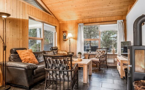 Frido - 500M from the Sea: Bois, Meubles, Salon, Design Intérieur, Canapé, Domicile, Chalet, Plafond, Dur, Porte