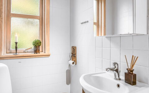 Frido - 500M from the Sea: Salle De Bains, Luminaire Plomberie, Design Intérieur, Sol, Sol, Robinet, Évier, Lavabo, Plomberie, Pièce