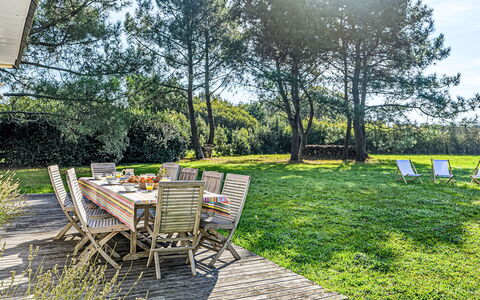 Le Prado: Nuage, Ciel, Table, Plante, Meubles, Chaise, Vaisselle, Bâtiment, Bleu Azur, Pot De Fleur