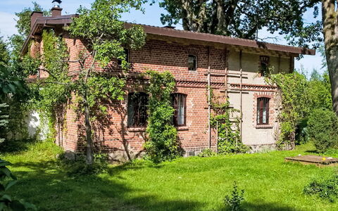 Pod Dębami: Plante, Ciel, Fenêtre, Bâtiment, Paysage Naturel, Arbre, Porte, Lot Terre, Chalet