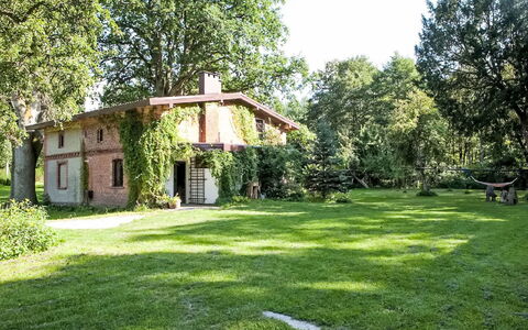 Pod Dębami: Plante, Propriété, Ciel, Fenêtre, Arbre, Bâtiment, Paysage Naturel, Lot Terre, Herbe, Immobilier