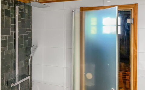 Kuusi-Ruka 6: Mur, Luminaire Plomberie, Sol, Design Intérieur, Salle De Bains, Sol, Plomberie, Douche, Tete De Douche, Verre