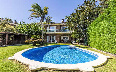 Luxury B: L'Eau, Propriété, Ciel, La Nature, Bleu Azur, Bâtiment, Plante, Paysage Naturel, Herbe, Loisir