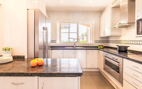 Luxury B: Cabinetry, Comptoir, Propriété, Evier, Cuisinière, Cuisine, Appareil De Cuisine, Bois, Électroménager, Éclairage