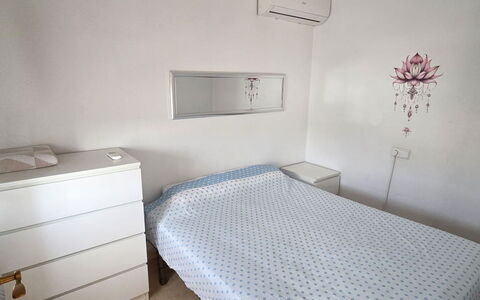 Hamber: Lit, Chambre, Sol, Literie, Sol, Drap De Lit, Meubles, Bois, Design Intérieur, Pièce