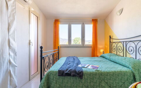Domus Centro: Nuage, Ciel, Table, Plante, Meubles, Chaise, Vaisselle, Bâtiment, Bleu Azur, Pot De Fleur