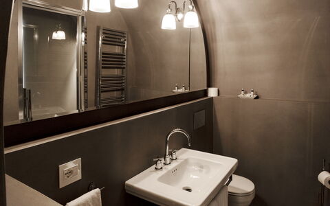 Borgo Dolciano: Miroir, Marron, Robinet, Lavabo, Luminaire Plomberie, Évier, Salle De Bains, Design Intérieur, Architecture, Mur
