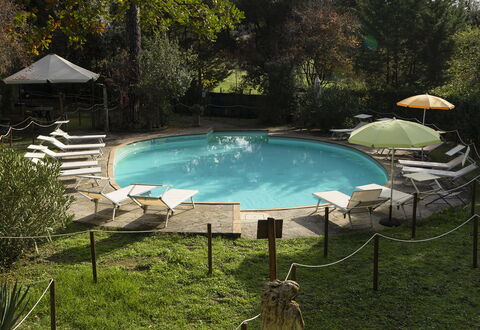 Borgo Dolciano: L'Eau, Plante, Piscine, Ombre, Mobilier De Jardin, Paysage Naturel, Herbe, Arbre, Chaise, Loisir