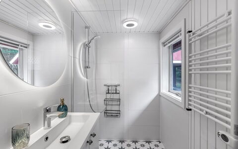 Knud - 2.5Km from the Sea: Luminaire Plomberie, Sol, Salle De Bains, Design Intérieur, Sol, Plafond, Évier, Plomberie, Toilette, Robinet