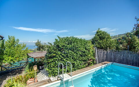 Villa Solaria with Private Pool: L'Eau, Ciel, Plante, Nuage, Propriété, Piscine, Bleu Azur, Végétation, Arbre, Zone Résidentielle