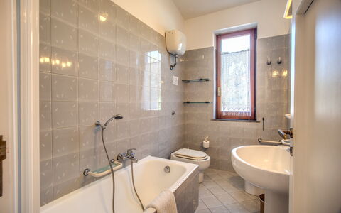 Villa Solaria with Private Pool: Luminaire Plomberie, Robinet, Propriété, Évier, Baignoire, Lavabo, Salle De Bains, Design Intérieur, Éclairage, Architecture