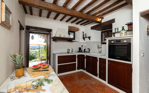 Villa Delle Rose: Propriété, Cabinetry, Bâtiment, Plante, Comptoir, Bois, Design Intérieur, Salon, Cuisine, Fenêtre