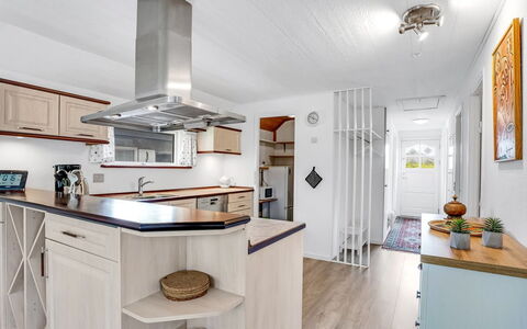Frida - 125M from the Sea: Bois, Meubles, Appartement, Pièce, Plafond, Tache De Bois, Chaise, Dur, Vernis, Lumber