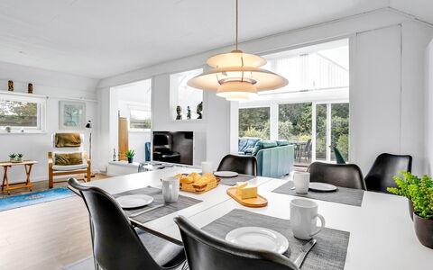 Frida - 125M from the Sea: Bois, Meubles, Appartement, Pièce, Plafond, Tache De Bois, Chaise, Dur, Vernis, Lumber
