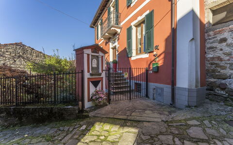 Orazio Liberty House,Lunigiana, Nature: Plante, Fenêtre, Bâtiment, Surface De La Route, Ciel, Zone Résidentielle, Quartier, Bois, Ville, Façade