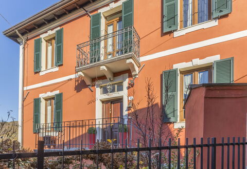Orazio Liberty House,Lunigiana, Nature: Fenêtre, Bâtiment, Propriété, Plante, Clôture, Ciel, Bois, Quartier, Mur