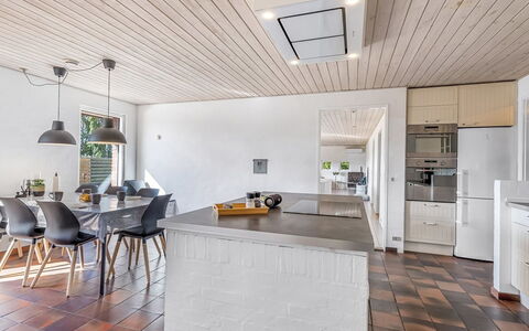Iara - 500M from the Sea: Sol, Design Intérieur, Sol, Meubles, Bois, Plafond, Luminaire, Parquet, Cuisine, Comptoir