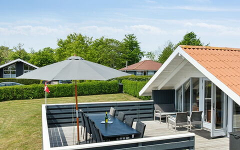 Bessi - 200M from the Sea: Meubles, Design Intérieur, Sol, Sol, Plafond, Pièce, Chaise, Table, Appartement, Table Cuisine Et Salle A Manger